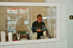 Der Eis Dealer Dieter Kalvelage bei der Herstellung des leckeren Eis Eck- Eis