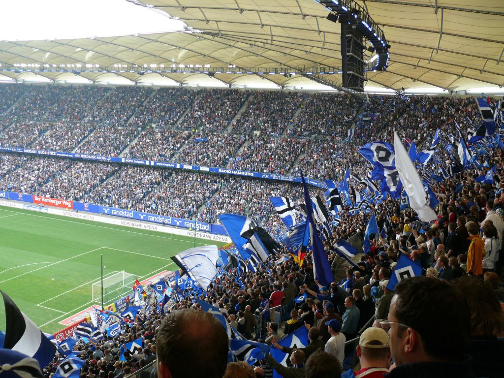 Das vollbesetzte Stadion mit blau-weiss-schwarzem Fahnenmeer immer ein schöner Anblick für die Fans.