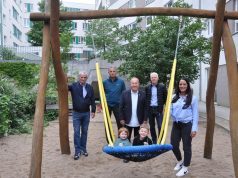 Für die Kinder: WAHA schaukelt das Bernd Kleingarn (Spendenausschuss Mitglied, v.l.), Holger Prischmann (Spendenausschuss Vorsitzender), WAHA Ehrenvorsitzender Wolf-Rüdiger Schaar, Jörg Reil (2. Vorsitzender der Spielgemeinschaft ) und Kaouther Mansouri von der AWO, schauen gern beim ersten Testen der Nestschaukel zu. Foto@AWO-Kerstin Hoffmann