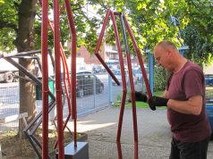 Stahl in Beton: „Die Tanzende“ am Atelierhaus23 Der letzte Pinselstrich an des Künstlers Stahlskulptur. Foto@Mathias